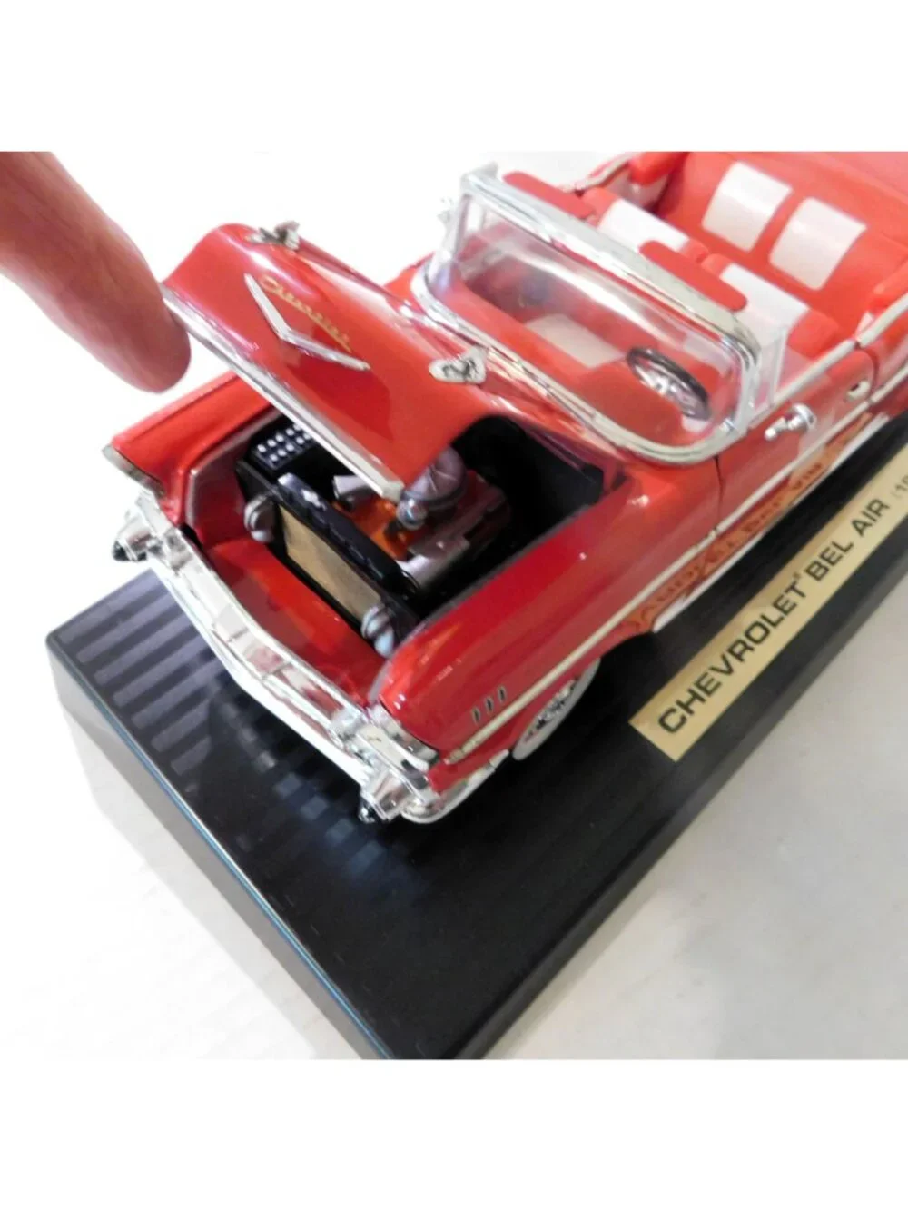 1957 Chevrolet Bel Air 1:18 Die-Cast Model Red Convertible Road Tough